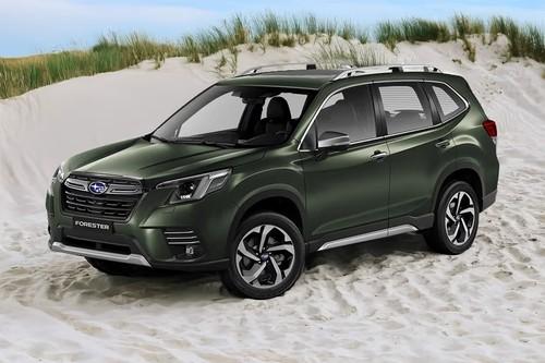 Subaru Forester 2026 Green SUV front right side angle view on city street Subaru Forester 2026 Green SUV front right side angle view on city street